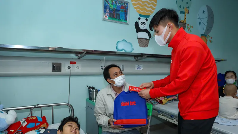 Đại diện nhà tài trợ trao quà cho bệnh nhi tại Bệnh viện Nhi Trung ương. Ảnh: DANH KHANG