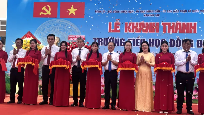 Lãnh đạo xã Vĩnh Lộc cùng đại biểu cắt băng khánh thành Trường Tiểu học Đồng Đen