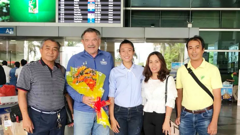 Chuyên gia Loren Seagrave (thứ 2 từ trái qua) sẽ giúp điền kinh TPHCM trong kế hoạch đưa Lê Tú Chinh sang Mỹ tập huấn. Ảnh: THIÊN HOÀNG
