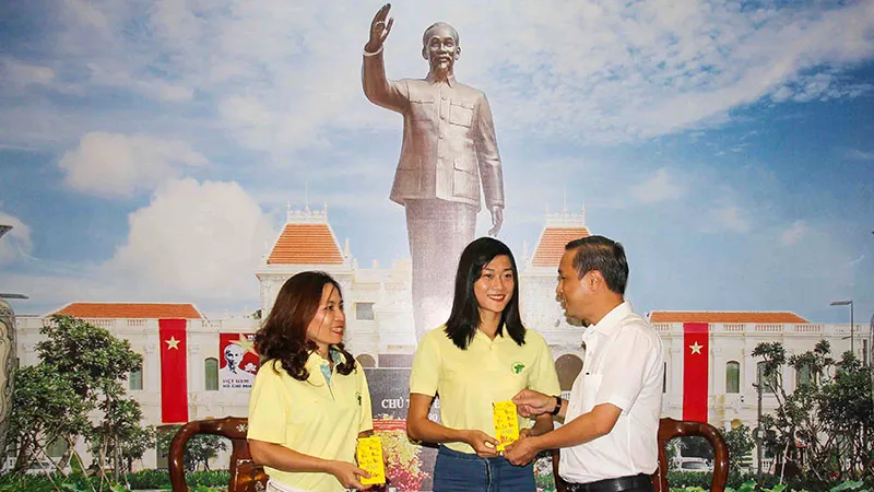 Ông Huỳnh Thanh Nhân (trái) động viên Tú Chinh và HLV Thanh Hương trước lúc lên đường. Ảnh: DŨNG PHƯƠNG