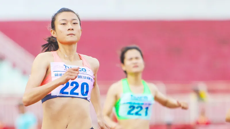 “Nữ hoàng tốc độ” Lê Tú Chinh lọt vào tốp 10 gương mặt trẻ Việt Nam tiêu biểu năm 2017. Ảnh: Nhật Anh
