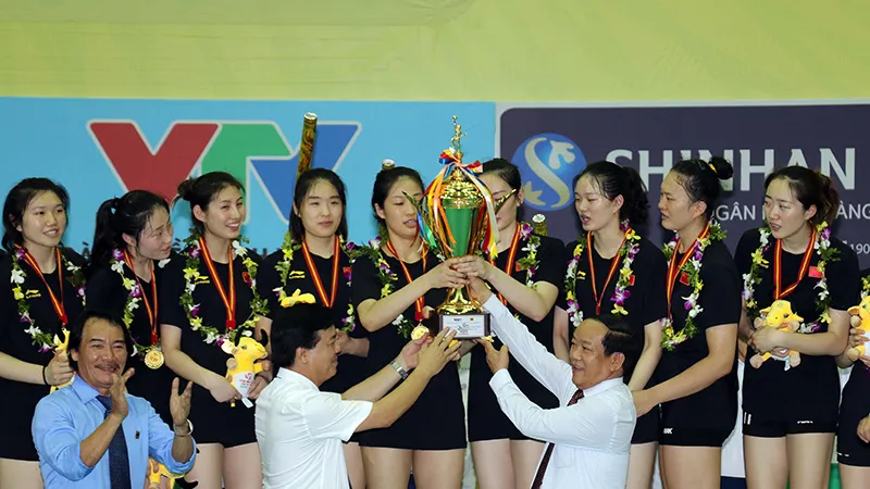 Ông Ngô Văn Đông (trái) và lãnh đạo tỉnh Quảng Nam trao Cúp vô địch cho CLB Giang Tô. Ảnh: DŨNG PHƯƠNG 