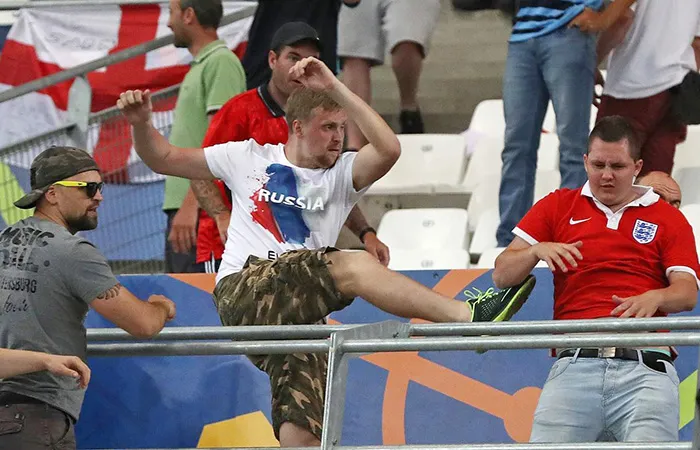 CĐV Nga từng tấn công CĐV Anh ở EURO 2016.