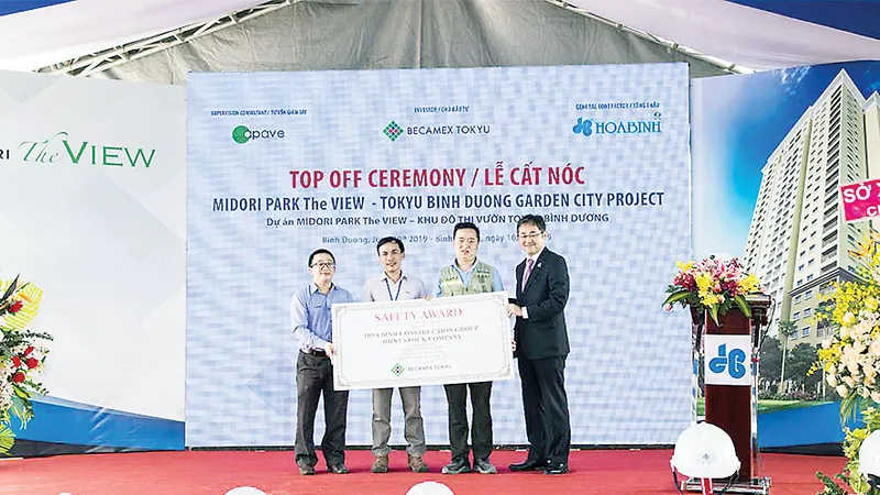 Tập đoàn Xây dựng Hòa Bình cất nóc vượt tiến độ dự án Midori Park the View