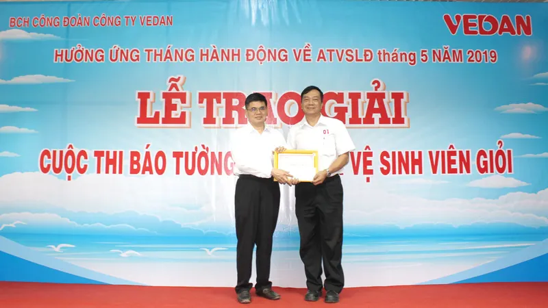 Ông Ko Chung Chih - Phó Tổng Giám đốc trao bằng khen và phần thưởng cho giải nhất báo tường cá nhân (ông Phạm Đức Tuấn - Xưởng nhiệt điện)