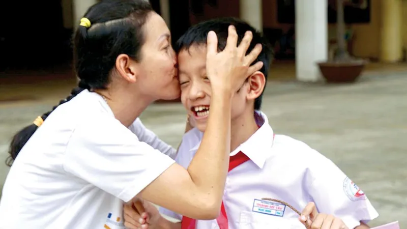 Mẹ và con sau buổi tuyển sinh vào lớp 6 Trường THPT Trần Đại Nghĩa. Ảnh: HOÀNG HÙNG