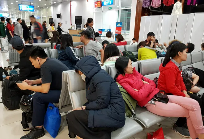 Hành khách vạ vật tại sân bay