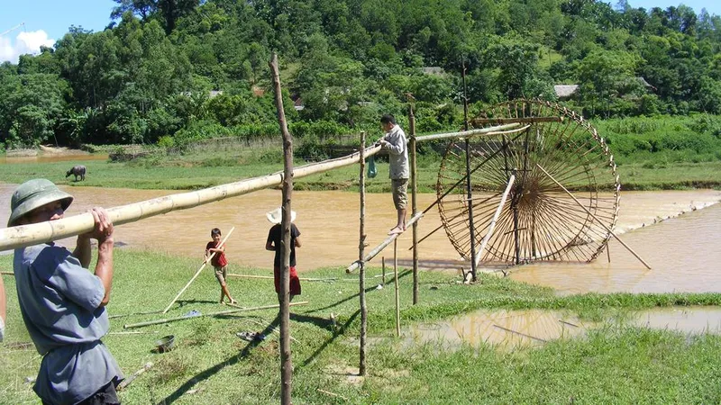 Bà con xã Châu Tiến làm cọn nước để chống hạn. Ảnh: DUY CƯỜNG