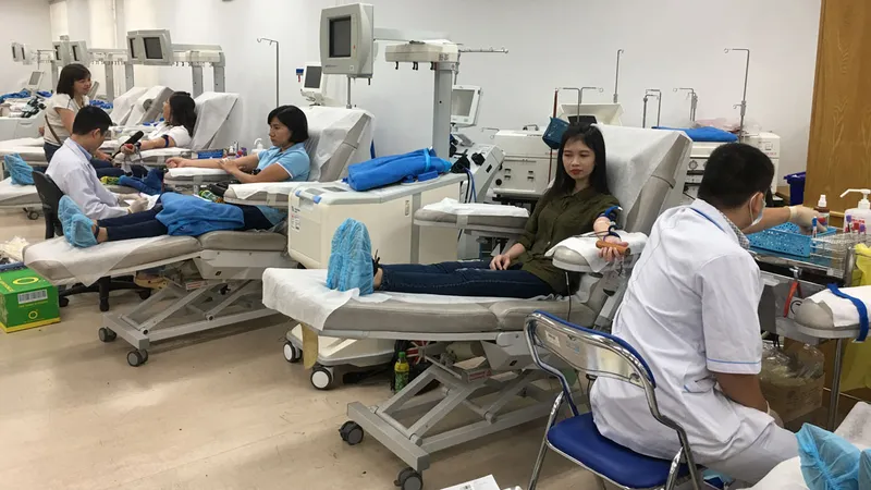 Người dân tham gia hiến máu
