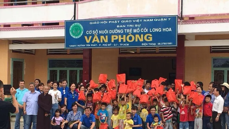 Tập thể HDTC phát quà cho trẻ em mồ côi tại chùa ở quận 7, TPHCM