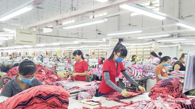 Công nhân ngành may sống chật vật với mức lương tối thiểu