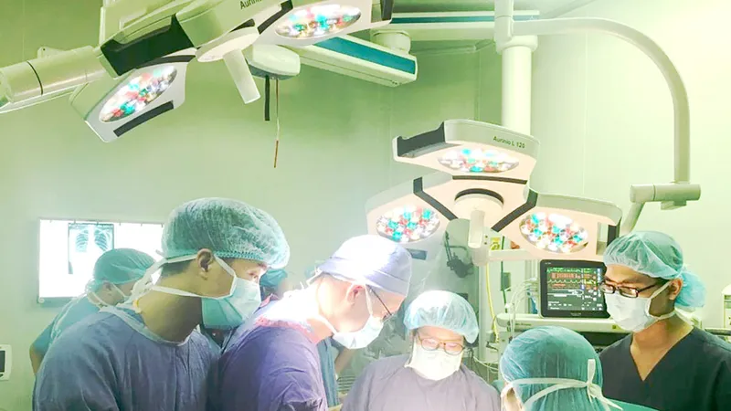 Các bác sĩ phẫu thuật cấp cứu cho bệnh nhân bị biến chứng chảy máu, chảy dịch sau khi phẫu thuật thẩm mỹ