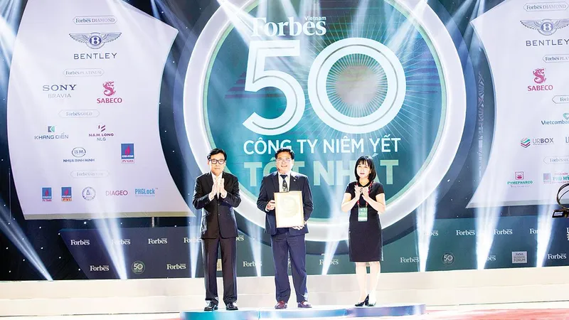 Ông Nguyễn Hữu Hiền, Trợ lý Chủ tịch HĐQT kiêm Giám đốc đối ngoại Công ty CP Tập đoàn Xây dựng Hòa Bình nhận giải thưởng