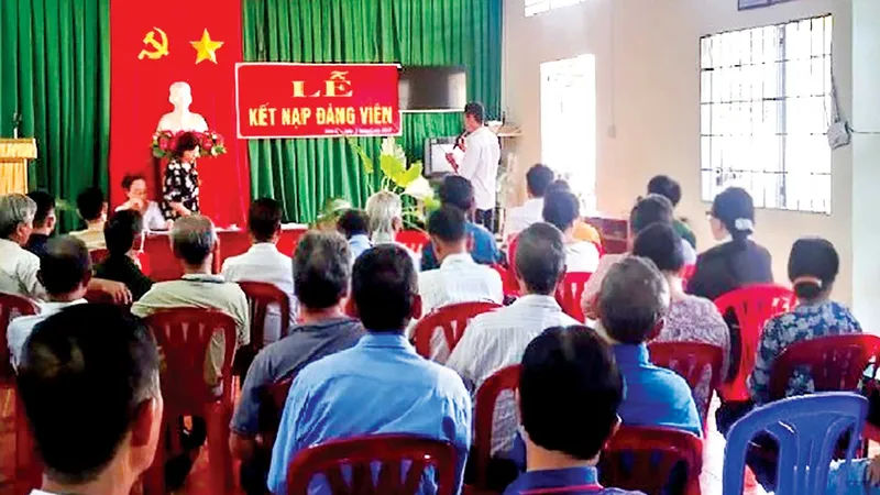Buổi lễ kết nạp đảng viên là người có đạo ở phường Xuân Lập, TP Long Khánh, tỉnh Đồng Nai
