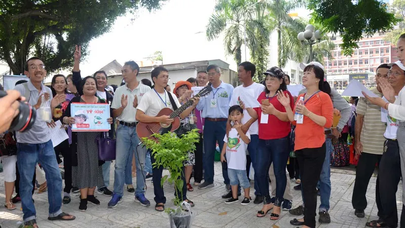 Các thành viên trong nhóm “Thích trồng cây” họp mặt tại công viên Tao Đàn (quận 1, TPHCM)