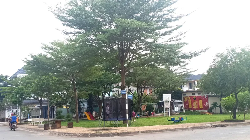 Từ bãi cỏ lau, người dân khu dân cư Khang An (quận 9) đã dọn dẹp và lắp thiết bị vui chơi cho trẻ em, biến nơi đây thành hoa viên. ẢNH: PHƯƠNG UYÊN