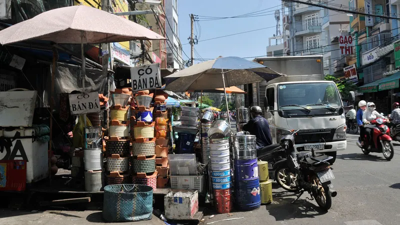 Vỉa hè cũng… quá tải
