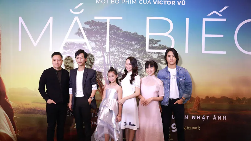  Đạo diễn Victor Vũ (bìa trái) và dàn diễn viên chính trong Mắt biếc
