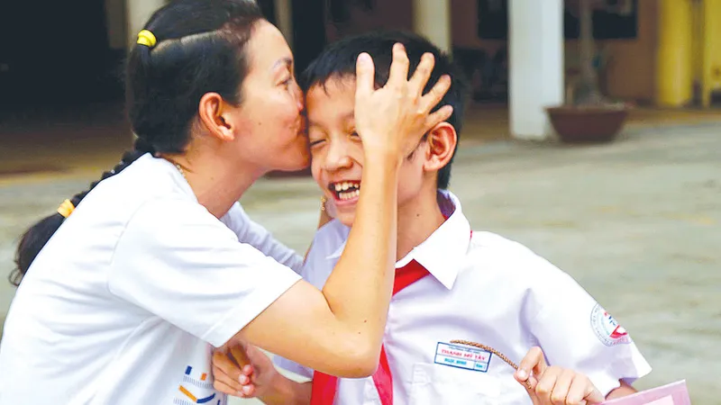 Luôn bên cạnh và an ủi con cái. Ảnh: HOÀNG HÙNG