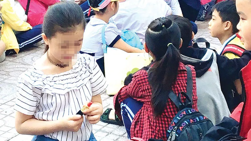 Trẻ em biết làm điệu chừng mực là điều cần thiết. Ảnh: HIẾU NGHĨA