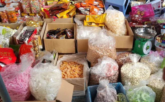 Tiêu thụ bánh mứt tết ở chợ truyền thống còn chậm