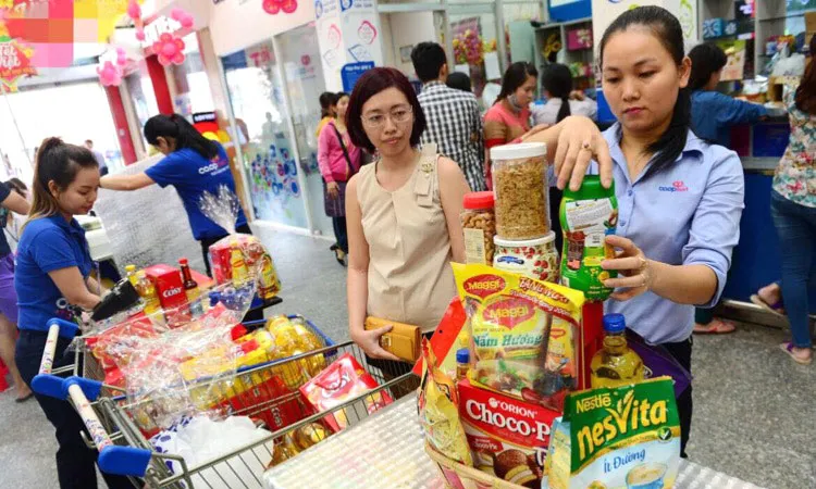 Giỏ quà tết được bán đa dạng tại các siêu thị