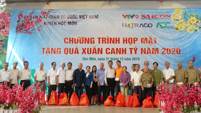 Người dân Hóc Môn nhận quà Tết. Ảnh: VIỆT NGA