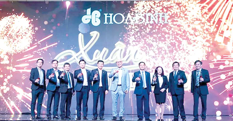 Xuân Sum họp 2020 - Hòa Bình khen thưởng trên 50 tỷ đồng cho tập thể, cá nhân và thầu phụ xuất sắc