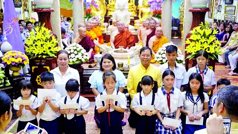 Tổng Lãnh sự Thái Lan tại TPHCM Apirat Sugondhabhirom (áo vàng) trao học bổng cho học sinh nghèo tại chùa Phổ Minh (TPHCM)