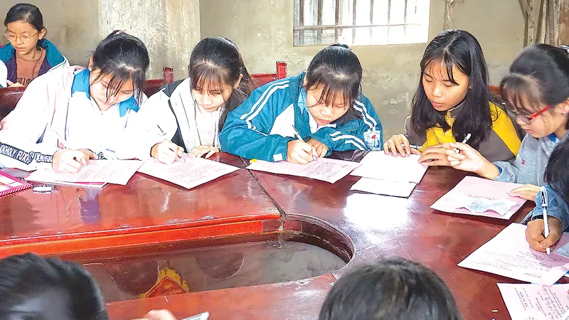 Học sinh ở xã Quỳnh Đôi (huyện Quỳnh Lưu, tỉnh Nghệ An) khai bút đầu năm