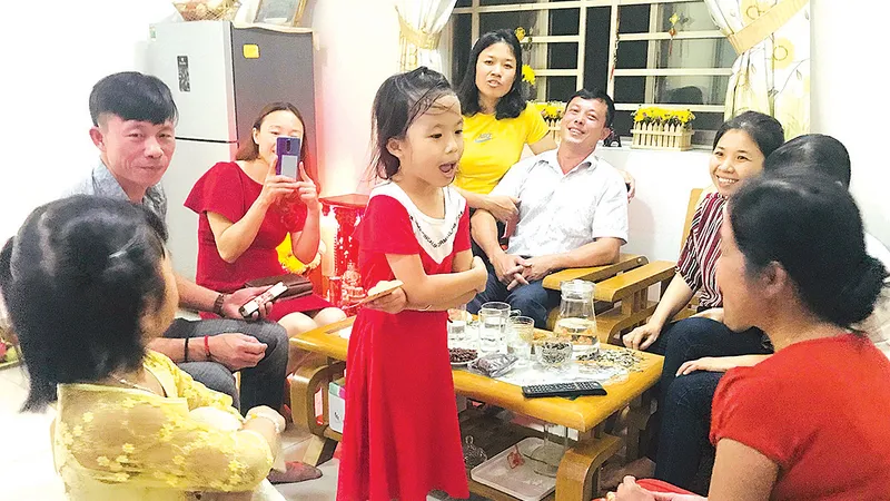 Lì xì cho con trẻ là chuyện vui trong ngày tết nhưng cần phải hướng dẫn trẻ tiếp nhận và sử dụng tiền hợp lý