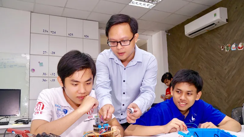 Giảng viên và sinh viên Khoa Công nghệ thông tin Trường Đại học Khoa học Tự nhiên TPHCM chế tạo robot cảm ứng đo nhiệt độ và độ ẩm phục vụ lĩnh vực nông nghiệp. Ảnh: HOÀNG HÙNG