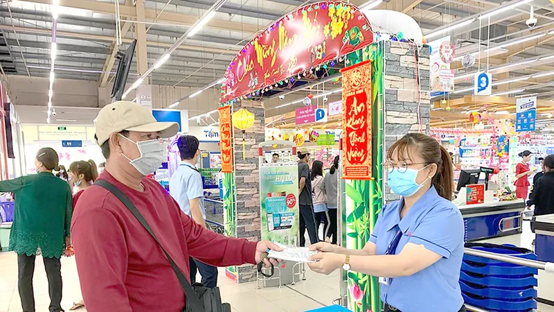 Khách hàng mua khẩu trang Co.op Select tại siêu thị Co.opmart Cai Lậy 