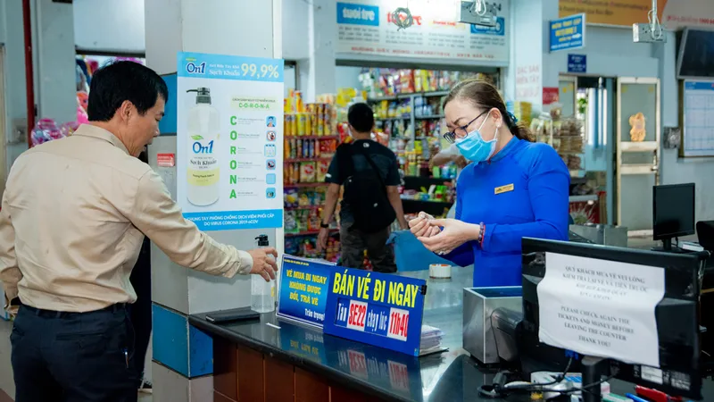 LIXCO trao tặng hơn 5.000 lít gel rửa tay khô trong mùa dịch Covid -19