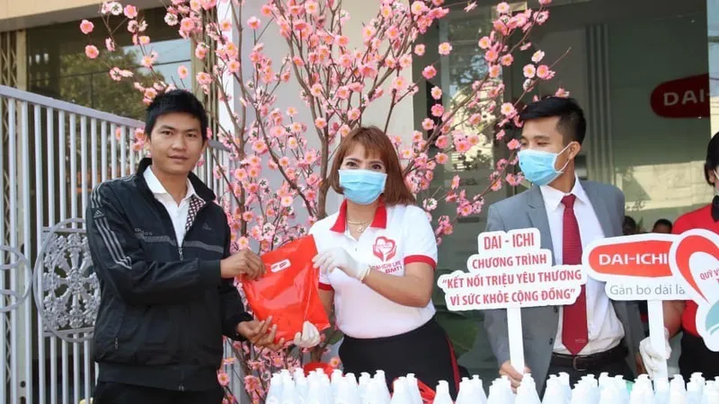 Dai-ichi Life Việt Nam tặng khẩu trang và dung dịch rửa tay sát khuẩn phòng dịch Covid-19