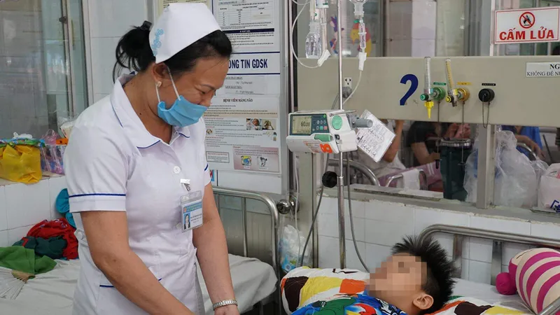 Nhân viên y tế BV Nhi đồng 1 đang theo dõi và chăm sóc bé N.H.L. sau phẫu thuật
