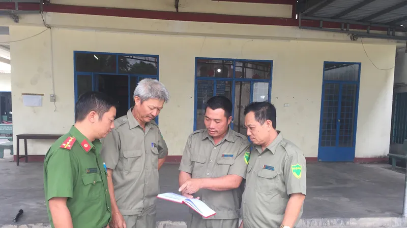 Ông Đỗ Văn Đăng (thứ 2, từ phải qua) cùng các thành viên bảo vệ khu phố và Công an thị trấn Trảng Bom bàn kế hoạch tuần tra trên địa bàn