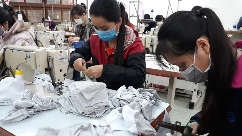 Khẩu trang dồi dào, giá giảm mạnh