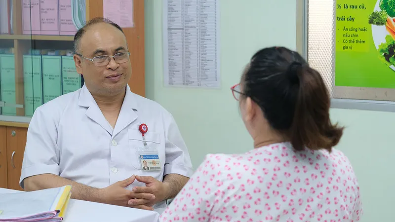 PGS-TS Huỳnh Nguyễn Khánh Trang, Trưởng Khoa Sản bệnh, BV Hùng Vương đang tư vấn cho thai phụ