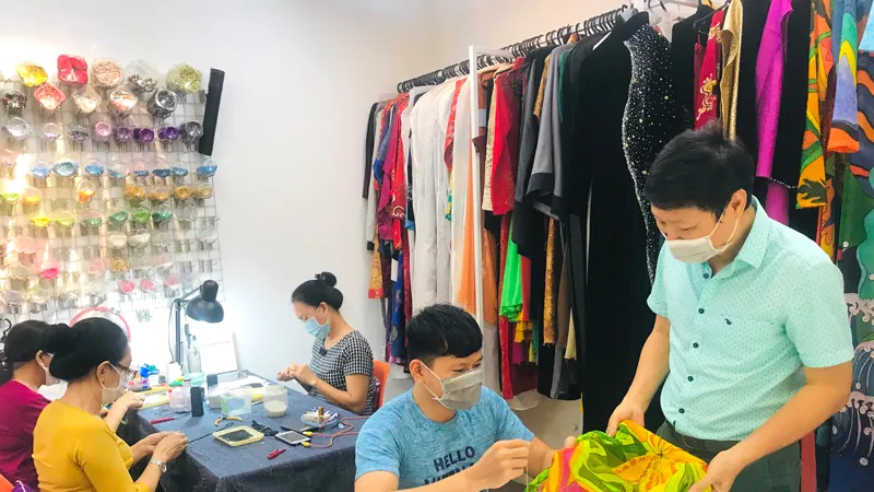 Nhà thiết kế Sĩ Hoàng và các nghệ nhân thực hiện những sản phẩm áo dài 
