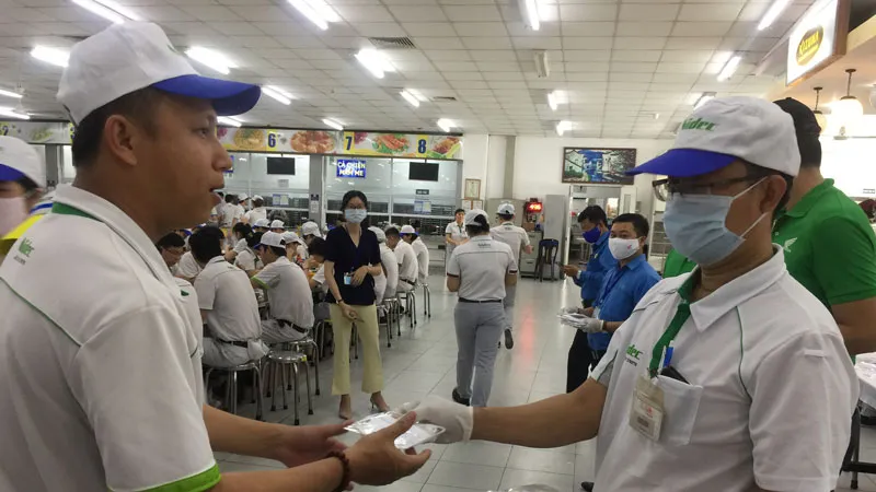 Công ty Nidec tặng công nhân khẩu trang phòng chống Covid-19. Ảnh: THÁI PHƯƠNG