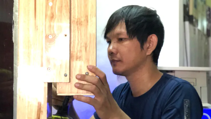 Anh Tâm đang lắp ráp phần thân máy đo thân nhiệt