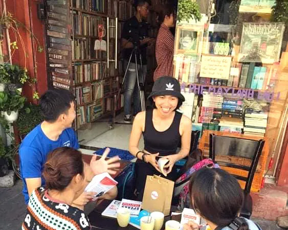 Nhiều bạn trẻ thích thú tìm đến tiệm cà phê sách "Sài Gòn năm xưa"