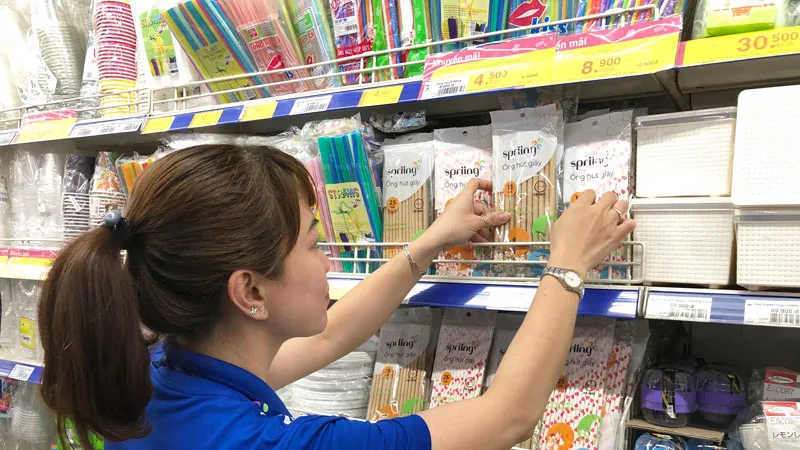 Khách hàng chọn mua ống hút giấy tại Co.opmart