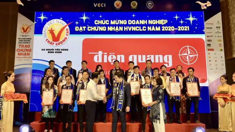 Điện Quang chuyển đổi sang thiết bị điện thông minh