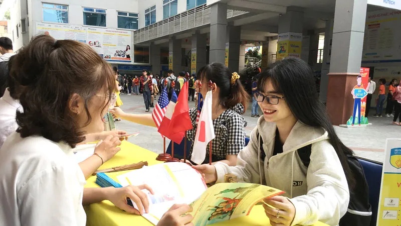 Nộp hồ sơ kỳ tuyển sinh năm 2020 vào một trường đại học ở TPHCM. Ảnh: BÙI ANH TUẤN