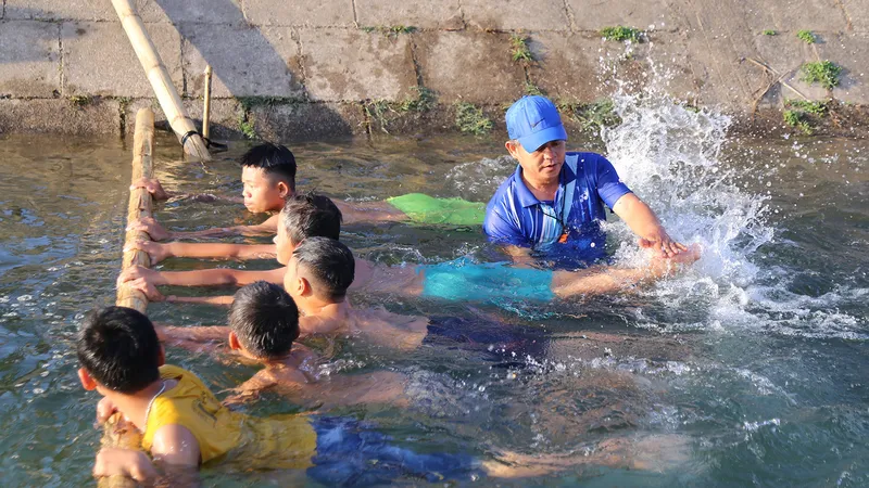 “Nắn dòng” kênh thủy lợi mở lớp dạy bơi miễn phí cho trẻ em 