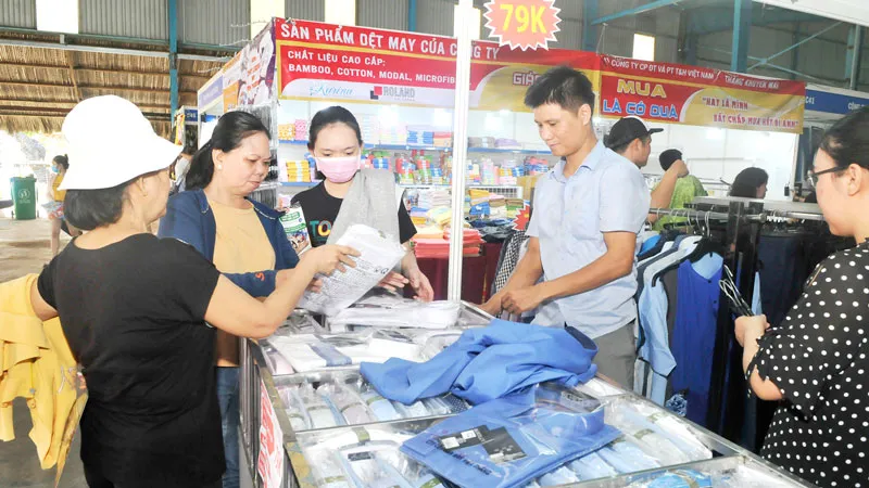 Mua áo sơ mi tại chương trình kích cầu tiêu dùng. Ảnh: CAO THĂNG 