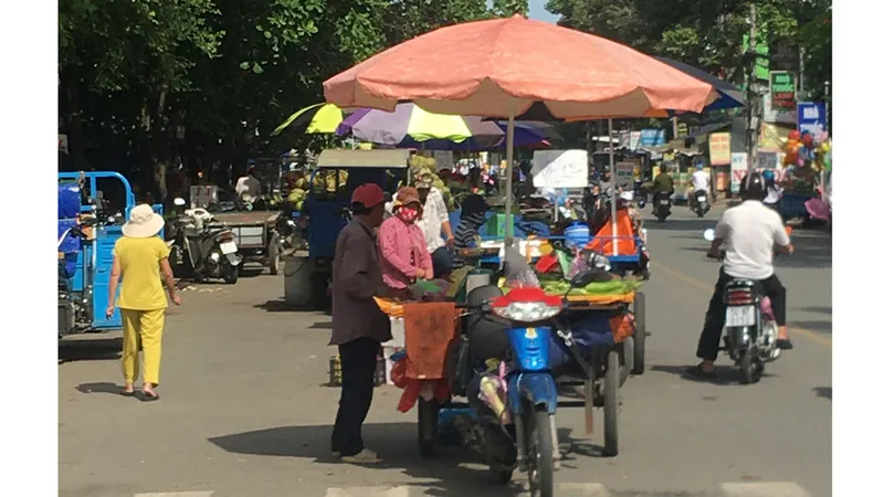 Chợ tự phát họp giữa đường