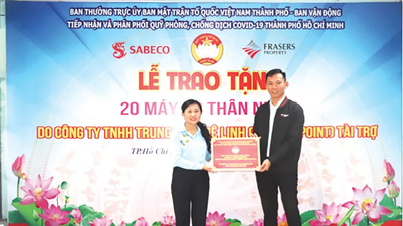 Công ty Mê Linh Point ủng hộ 20 máy đo thân nhiệt hỗ trợ phòng chống dịch Covid-19